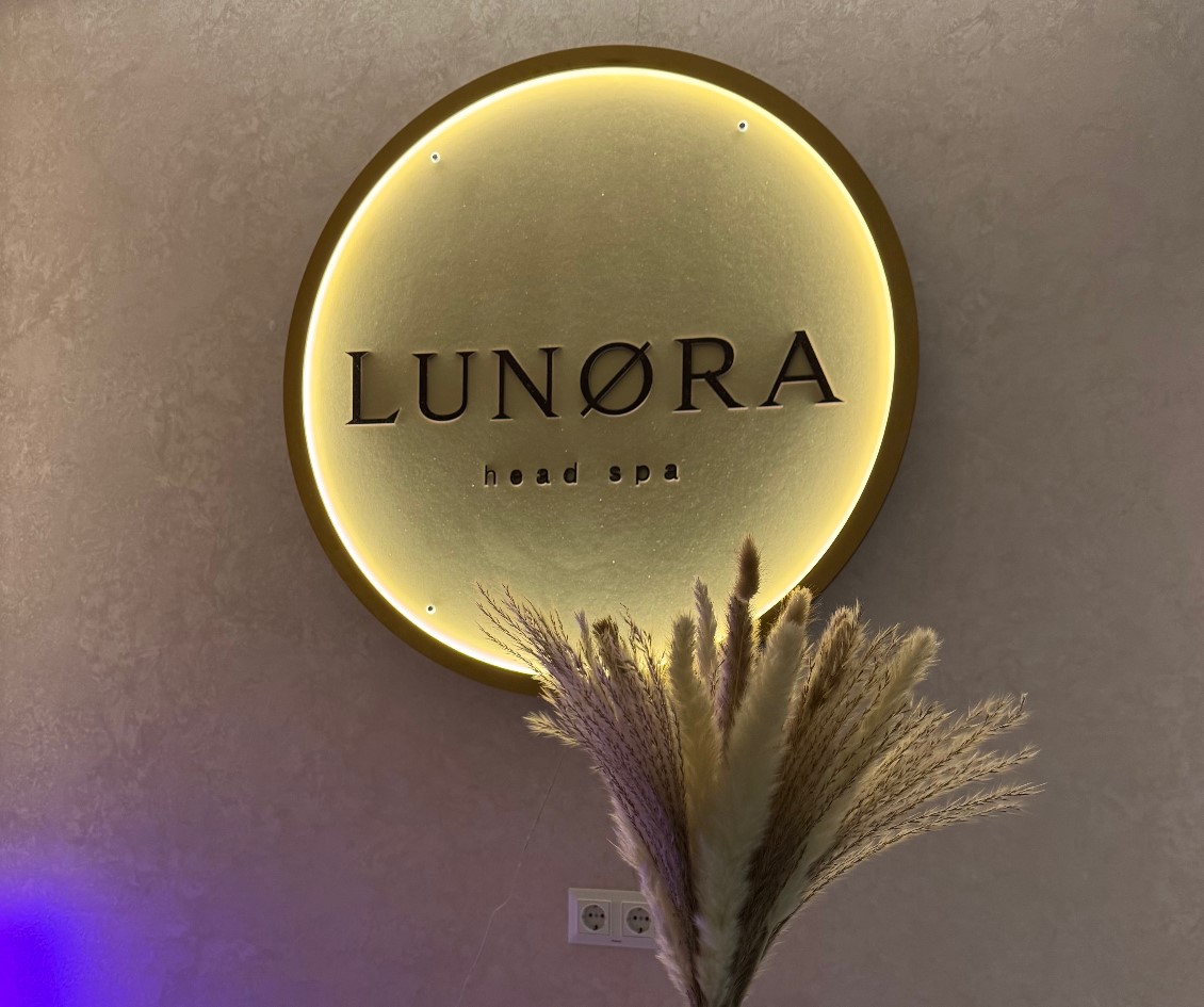 Логотип LUNORA на стене